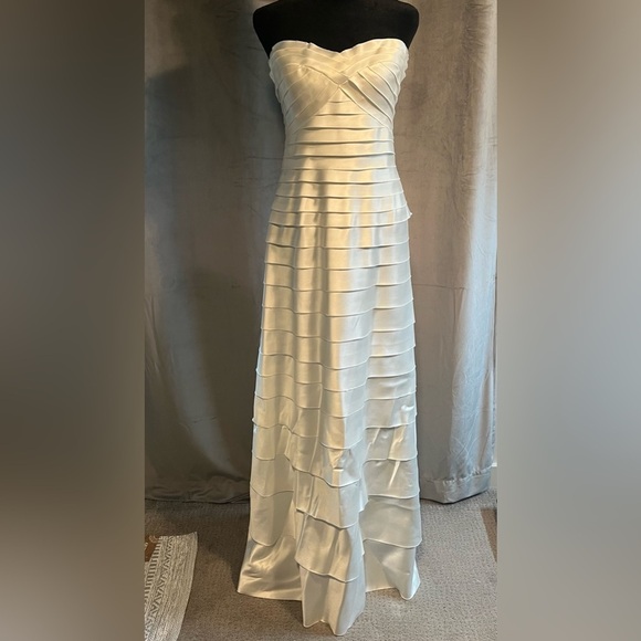 BCBGMaxAzria Dresses & Skirts - BCBGMaxAzria “Flo” full length dress, size 12